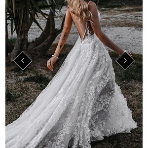 Off white never worn wedding dress. Size 20